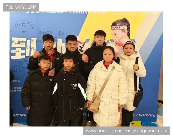 格斗赛事闪电旋踢命中心口结束比赛：极致对决背后的训练与热潮