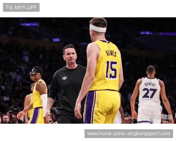 里夫斯投中关键三分,湖人替补抢足镜头 里夫斯投中关键三分,湖人替补抢足镜头