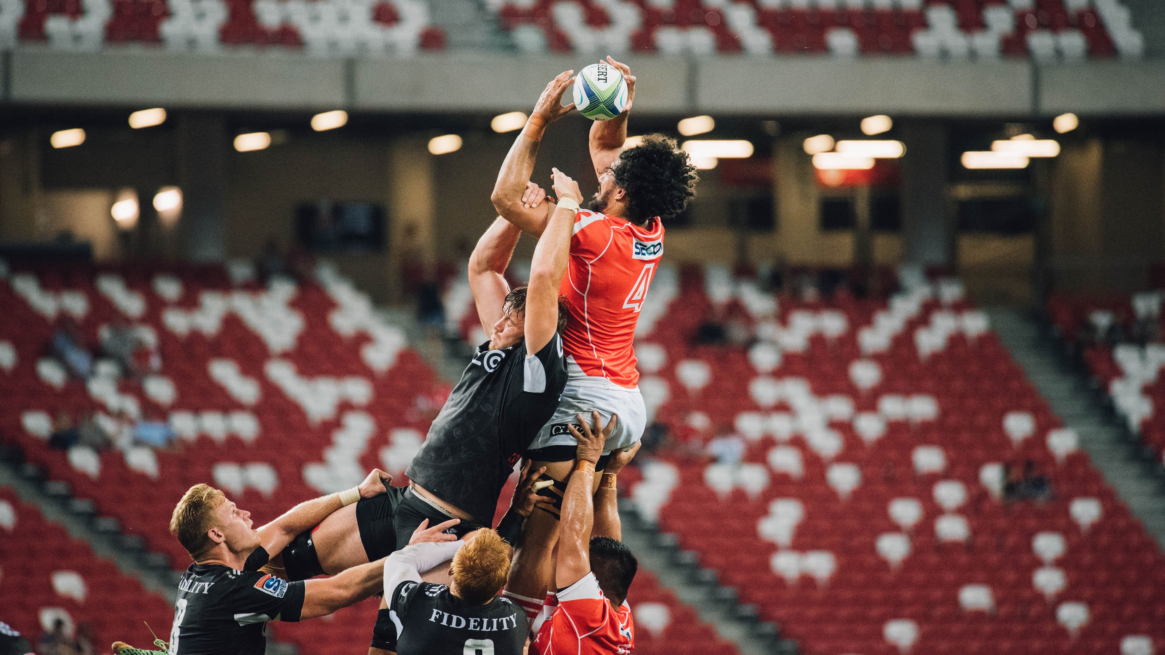 全国重装徒步穿越赛 背负20公斤装备翻山越岭